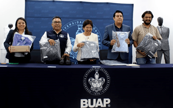 Personal administrativo y académico de la BUAP recibe uniformes