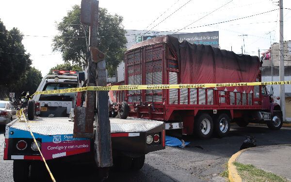 Camión atropella y mata a un motociclista en Puebla