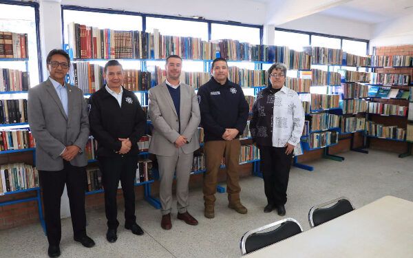Penales de Puebla reciben 2 mil 800 libros por parte de la Ibero