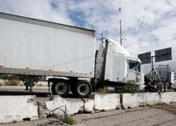 Robo de tráiler provoca persecución y balacera en el Periférico