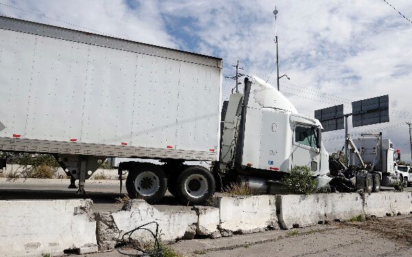 Robo de tráiler provoca persecución y balacera en el Periférico