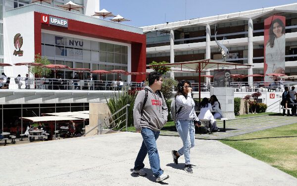 Superan mujeres a hombres en egreso universitario: 57%