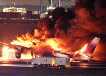 Choque de aviones en Japón deja cinco muertos