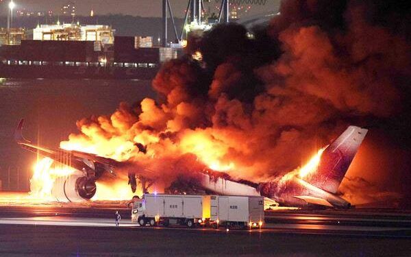 Choque de aviones en Japón deja cinco muertos