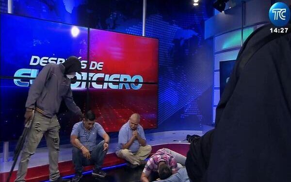 Encapuchados toman canal de TV en Ecuador, hay 13 detenidos