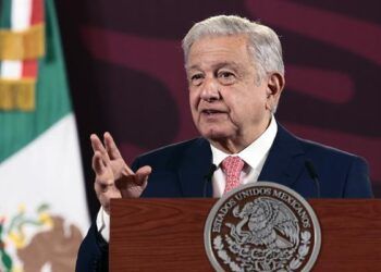 AMLO desata polémica tras llamar “señor vestido de mujer” a diputada trans de Morena