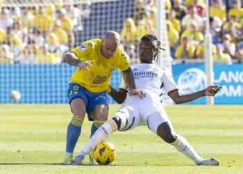 Con polémica, Real Madrid remonta y vence a Las Palmas