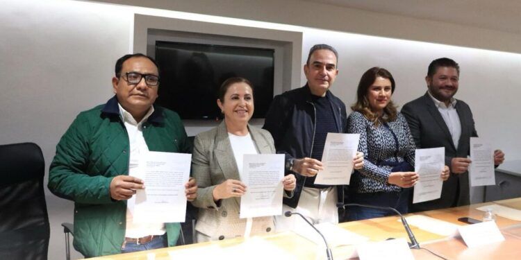 Abandonan 5 diputados grupo legislativo del PRI
