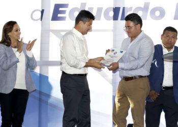 Dan constancia a Rivera