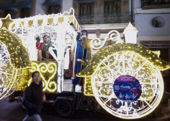 Los Reyes Magos desfilan por las calles de Puebla 