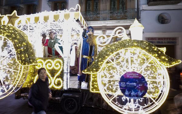 Los Reyes Magos desfilan por las calles de Puebla 
