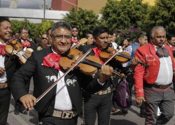 Trece charros en Bali. ¡Que viva el mariachi!
