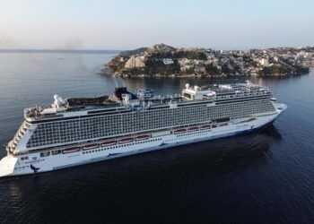 Acapulco recibe al primer crucero turístico tras paso de Otis