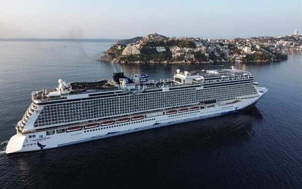 Acapulco recibe al primer crucero turístico tras paso de Otis