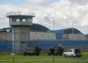 139 funcionarios permanecen como rehenes en cárceles de Ecuador tras motín