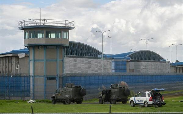 139 funcionarios permanecen como rehenes en cárceles de Ecuador tras motín