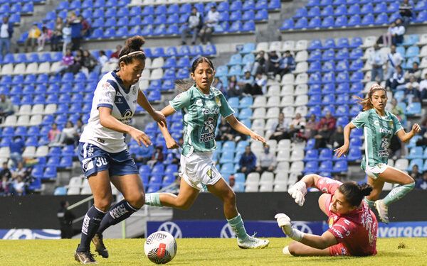 En casa, enfranjadas dominan a las leonas