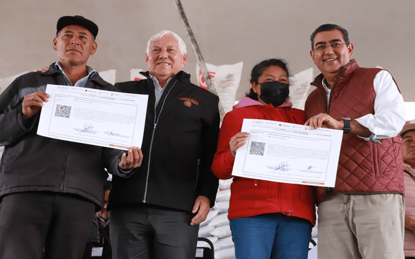Entregan insumos del Programa de fertilizante para el Bienestar en Tepeaca