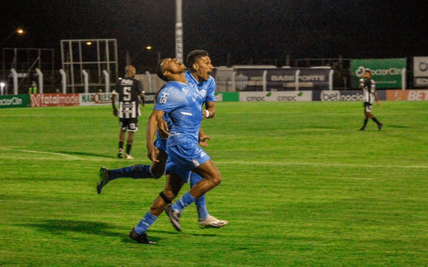 Jugador brasileño anota gol tras enterarse de la muerte de su padre