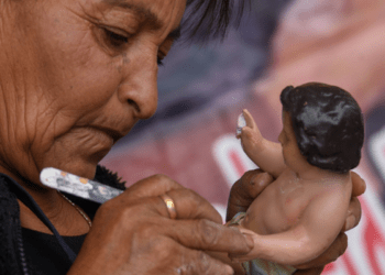 Restaurar y vestir al Niño Dios