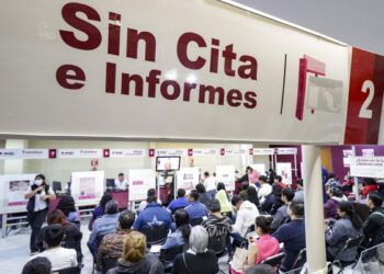 Mañana vence plazo; hacen filas por credencial