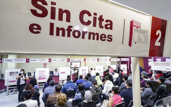 Mañana vence plazo; hacen filas por credencial