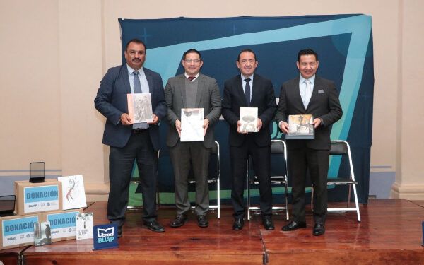 SSP Puebla recibe paquetes de libros donados por la BUAP