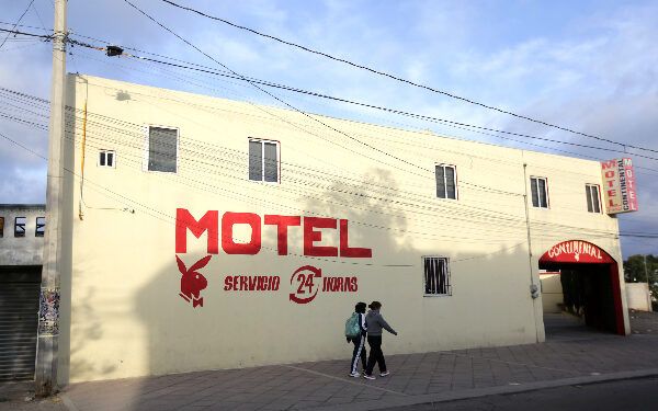 Ubican en motel de Puebla al menos a seis migrantes