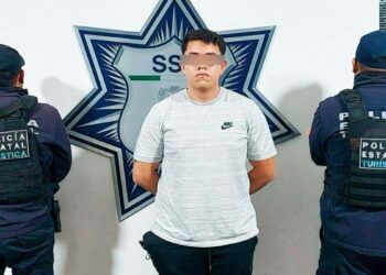 Detienen a sujeto con vehículo robado en el centro histórico de Puebla