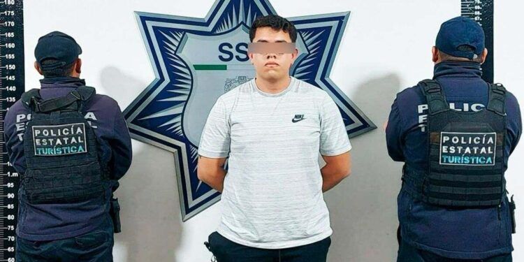 Detienen a sujeto con vehículo robado en el centro histórico de Puebla