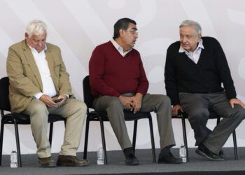 AMLO reconoce a Sergio Salomón en su visita a Tepeaca
