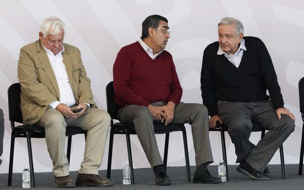 AMLO reconoce a Sergio Salomón en su visita a Tepeaca