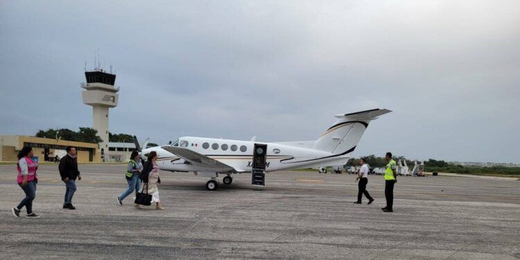 Xóchitl Gálvez es captada abordando avión privado en Campeche