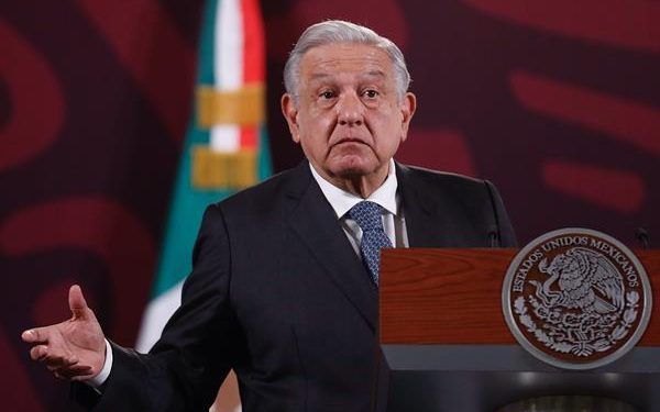 AMLO acusa a Loret de Mola de ser un “mafioso protegido”