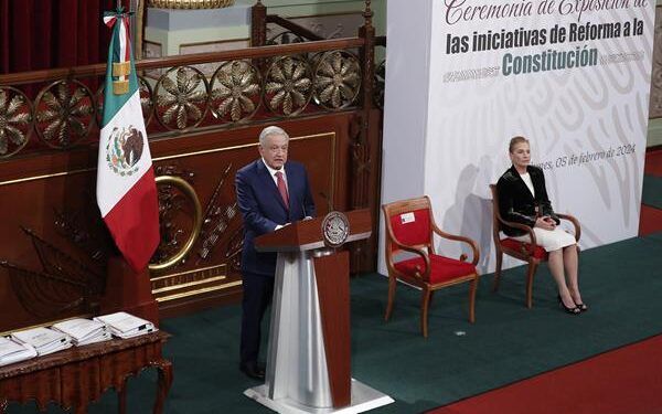 Presenta AMLO paquete de 20 reformas a la Constitución