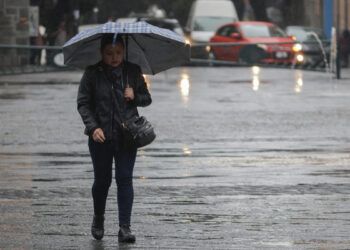 Lluvia matutina sorprende a poblanos