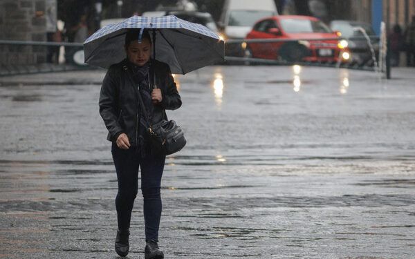 Lluvia matutina sorprende a poblanos