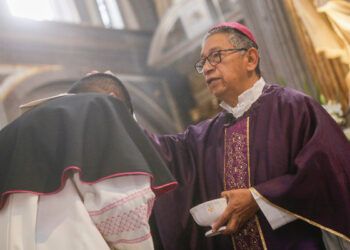 Acuden poblanos a templos por Miércoles de Ceniza