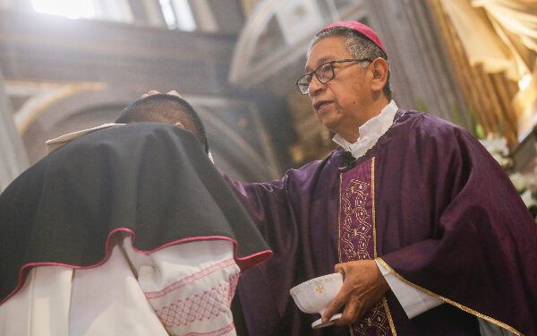 Acuden poblanos a templos por Miércoles de Ceniza