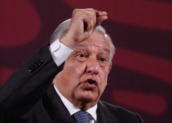 AMLO acusa de censura a YouTube, tras retiro de video con teléfono de reportera