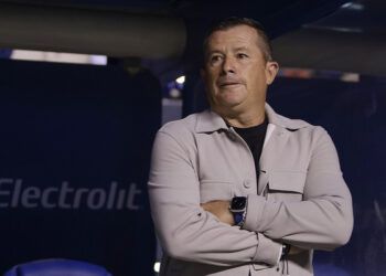 Se tambalea Carbajal en el banquillo