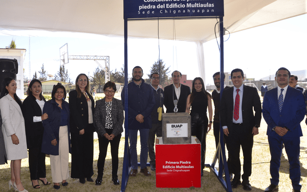 Colocan primera piedra del edificio multiaulas en el Complejo Regional Norte de la BUAP