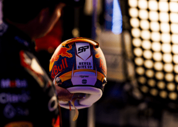 Checo Pérez presenta su casco para la temporada 2024 de F1