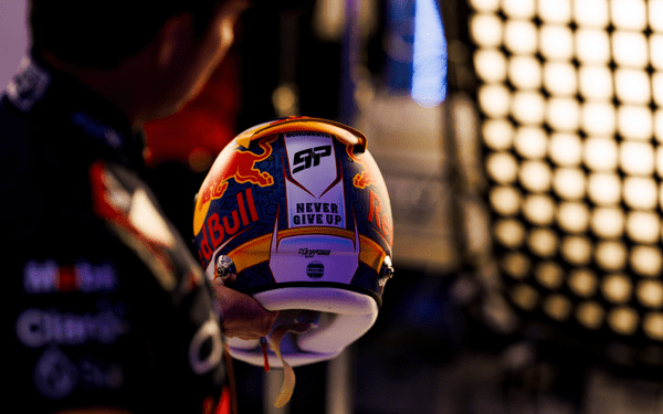 Checo Pérez presenta su casco para la temporada 2024 de F1