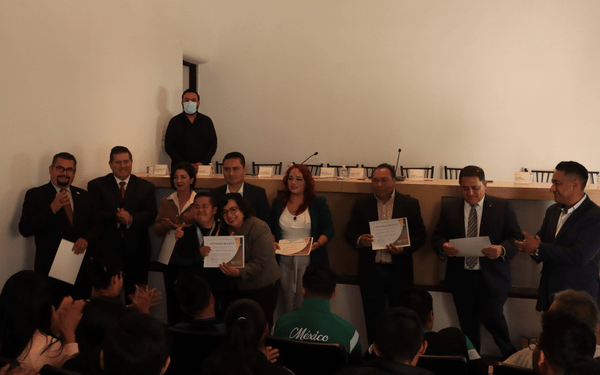 Congreso de Puebla entrega reconocimientos a deportistas con discapacidad y sus entrenadores