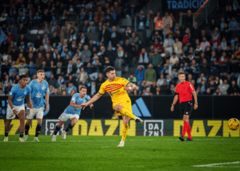 Lewandowski rescata al Barcelona con un penalti dudoso
