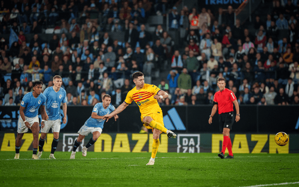 Lewandowski rescata al Barcelona con un penalti dudoso