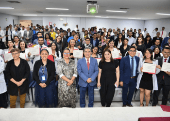 Aplauden esfuerzo de nuevos graduados