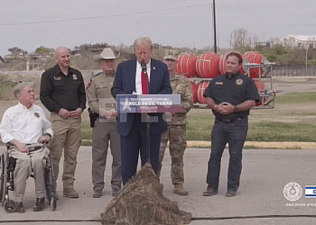 Trump visita la frontera con México y ataca al gobierno de Joe Biden