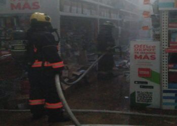 Se incendia Office Depot y evacúan a mascotas de veterinaria aledaña en Puebla